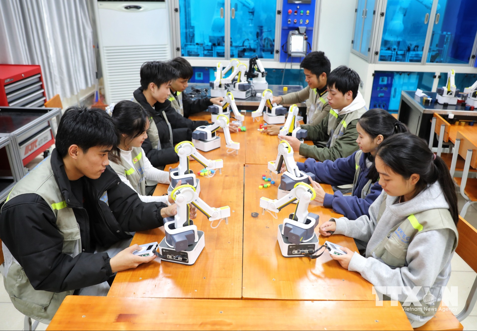 Sinh viên thực tập Môn lập trình vi điều khiển tại Trường Cao đẳng Công nghệ Việt – Hàn Bắc Giang. (Ảnh: Danh Lam/TTXVN)